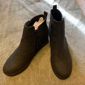 Black booties wedges